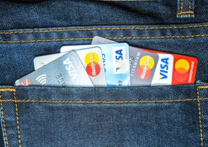 10 złych nawyków do pozbycia związanych z kartami kredytowymi